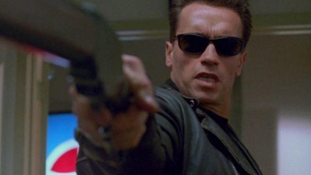 La paire de lunettes de soleil Ray-Ban Pre­da­tor 2 portée par T-800 (Arnold Schwarzenegger) dans le film Terminator 2 : Le Jugement dernier