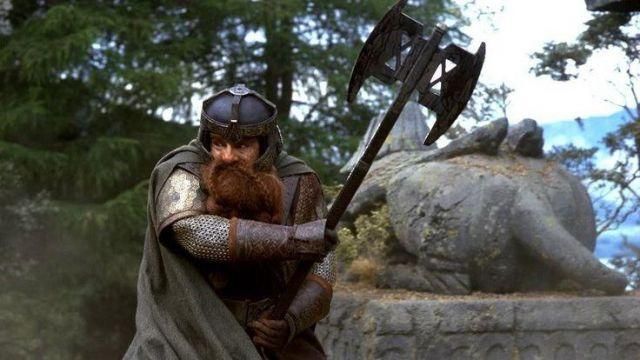 The replica of the axe of Gimli (John Rhys-Davies) in The lord of the rings : the fellowship of The ring