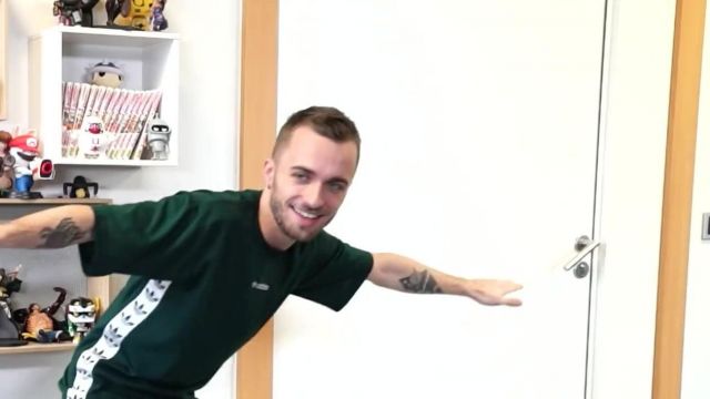 Le t-shirt vert Adidas TNT Tape porté par Squeezie dans sa vidéo 10 youtubeuses, 1 Challenge