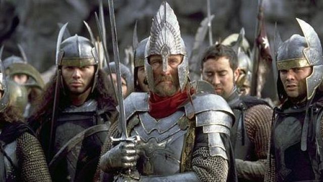 The helmet that Elendil to Isildur (Harry Sinclair) in The lord of the rings : the fellowship of the ring