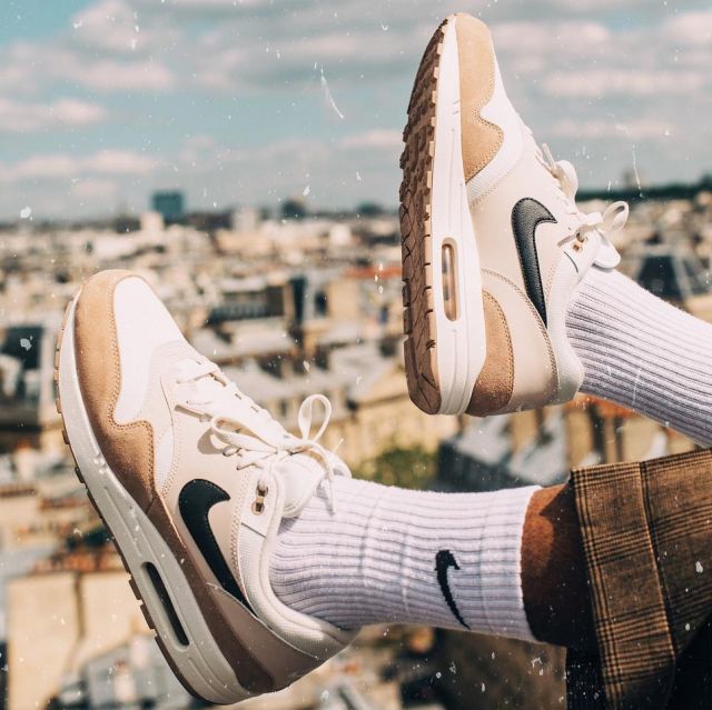 The sneakers camel and white Nike Air Max 1 Gaeloupas on his ...