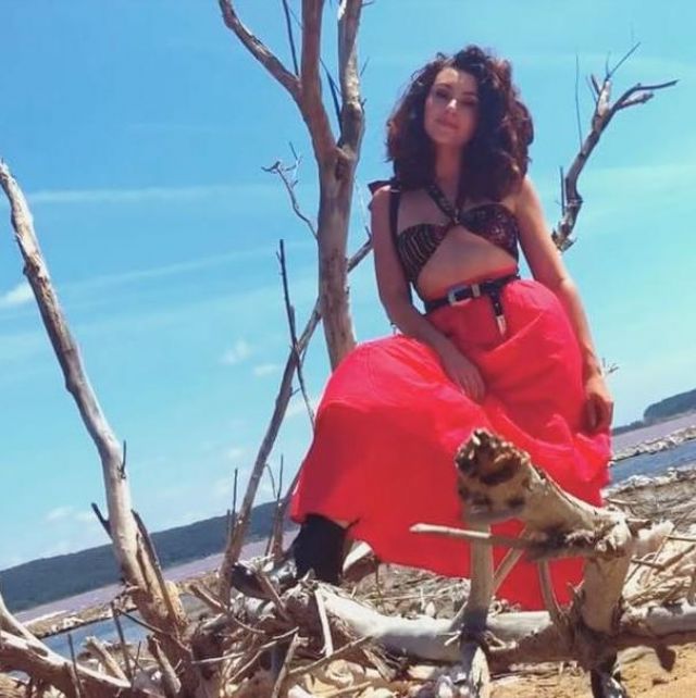 La jupe rouge longue Asos portée par Adrianne Trends sur son compte Instagram