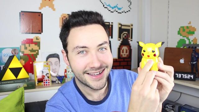 Le chargeur Pikatchu dans la vidéo youtube top 10 Cadeaux High-Tech pour Noël Année 2016