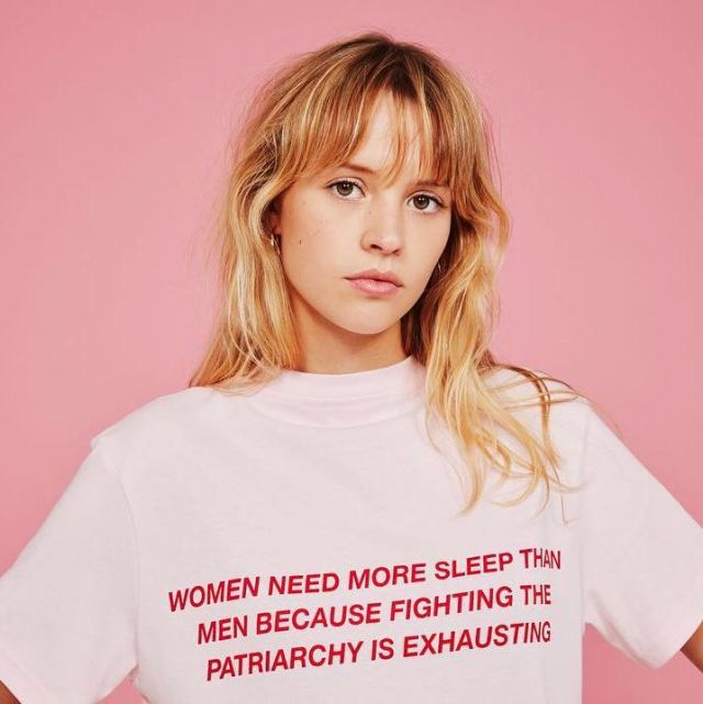 Le t-shirt slogan imprimé "women need more sleep" d'Angèle sur son compte Instagram