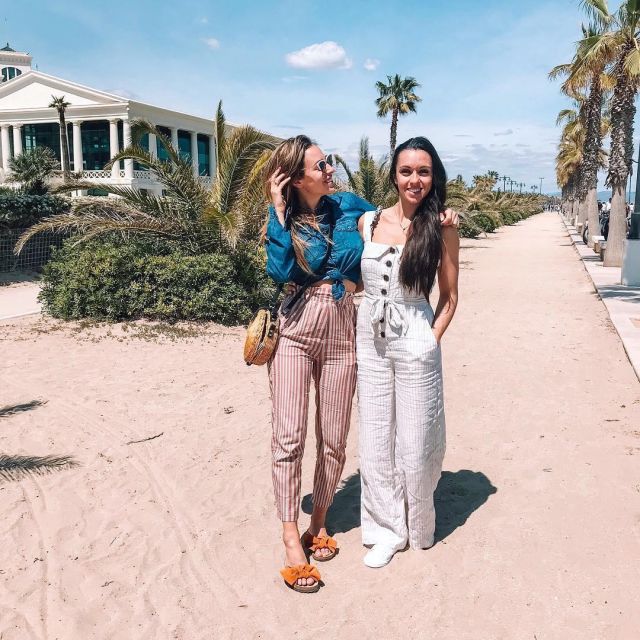 El bolso de hombro de mimbre que lleva Caroline (Caroline Beauté Active) en su cuenta de Insta
