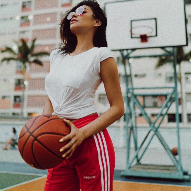 The Adidas jogging pants red Shay Mitchell on his account Instagram |  Spotern