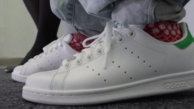 La paire de chaussures Adidas Stan Smith de Natoo dans sa vidéo YouTube Stan Smith - LE LATTE CHAUD