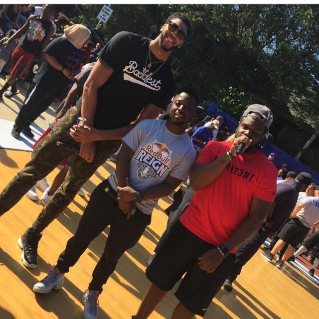 The sneakers Air Jordan 11 Retro black Anthony Davis on his account Instagram