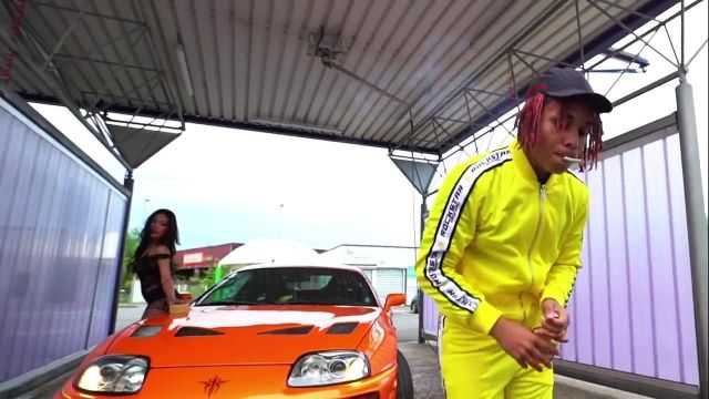 L'ensemble jogging jaune Rockstar de Zola dans son clip Bernard Tapie