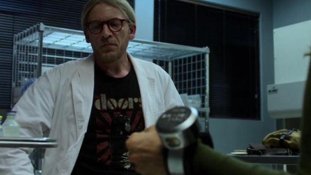The t-shirt of the Doors of the Dr Penalty (Callum Keith Rennie ) in Marvel's Jessica Jones s02e07