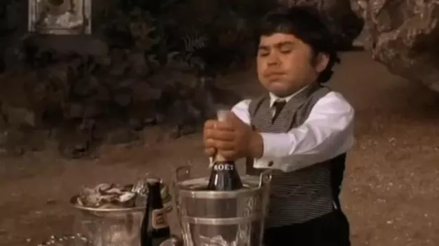 The bottle of Champagne Moët and Chandon opened by Tric Trac (Hervé Villechaize) in James Bond 007 contre Dr. No.