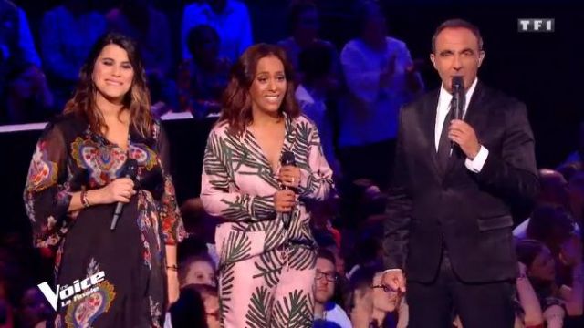 The printed pants and foliage of Amel Bent in The voice of the 12/05/2018