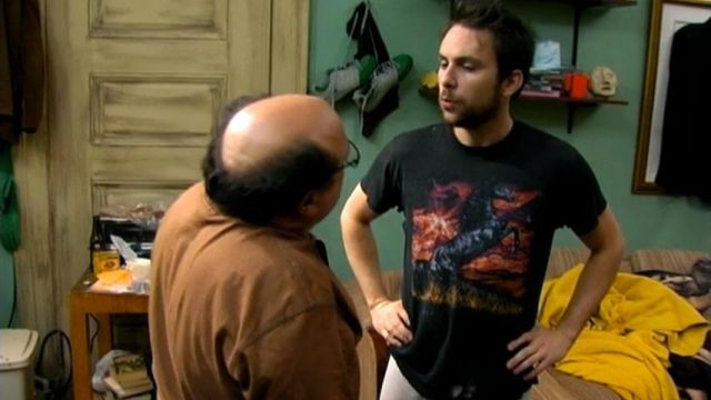 Le t-shirt "imprimé cheval" de Charlie Kelly (Charlie Day) dans It's Al­ways Sunny In Phi­la­del­phia S02E02