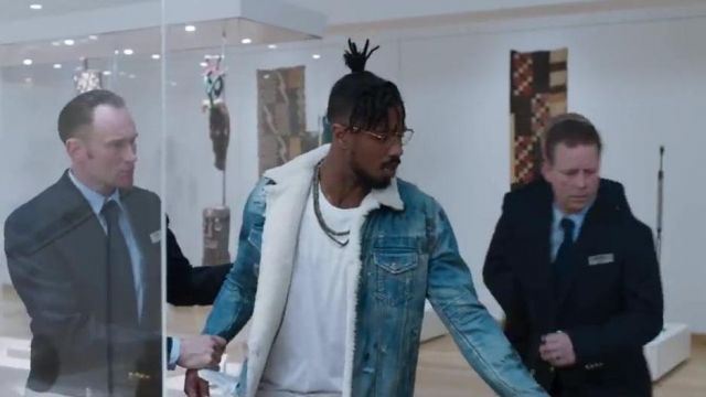 La veste en jeans rembourrées de Erik Killmonger (Michael B. Jordan) dans la scène du musée dans Black Panther