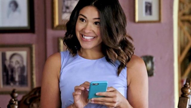 The shell of the phone with blue-and-gold-Jane Gloriana Villanueva (Gina Rodriguez) in Jane the Virgin S04E01