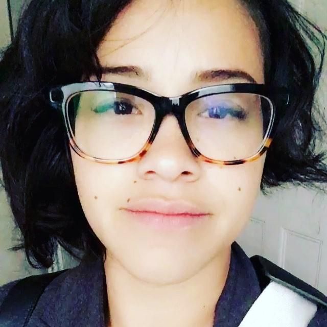 Eyeglasses color worn by Gina Rodriguez on his account Instagram