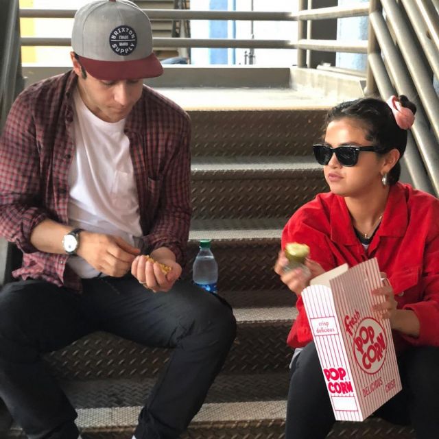 Sunglasses Ray-Ban black Wayfarer of Selena Gomez on his account Instagram