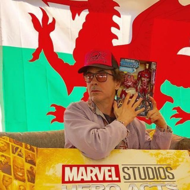 La paire de lunettes de vue noires portée par Robert Downey Jr à un évenement Marvel sur son compte instagram