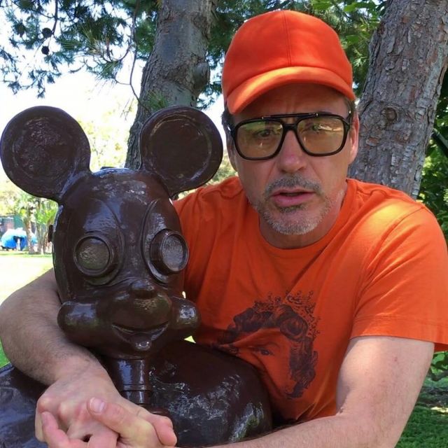 Les lunettes de vue noires style Aviator carrées portées par Robert Downey Jr sur son compte Instagram