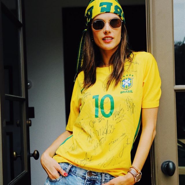The jersey 10 brazil worn by Alessandra Ambrosio on her behalf Instagram