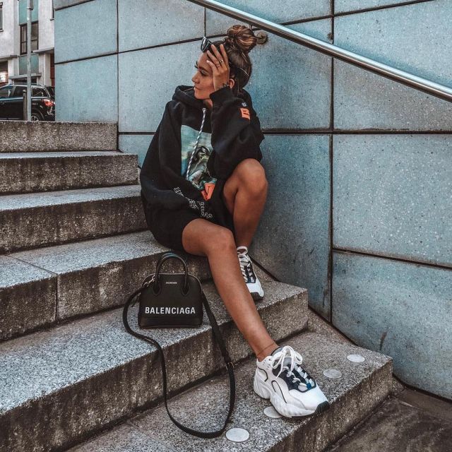 The pair of sneakers worn by blogger @blvckd0pe on his post instagram, alias Kim Duong