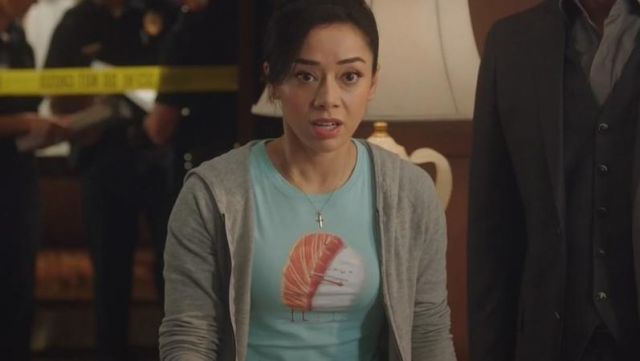 The t-shirt (Aimee Garcia) in S03E14 | Spotern
