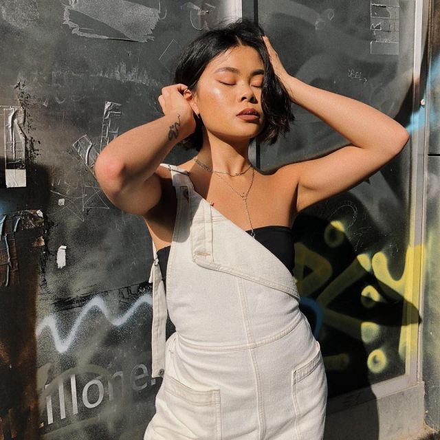 La salopette Levi's blanche portée par Ju­lia Dang sur son compte Instagram