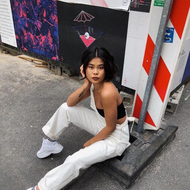 La salopette Levi's blanche portée par Ju­lia Dang sur son compte Instagram