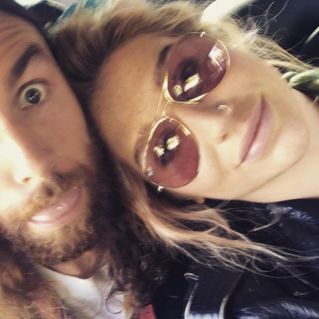 Sunglasses Ray-Ban Aviator RB3025 of Kesha on his account Instagram