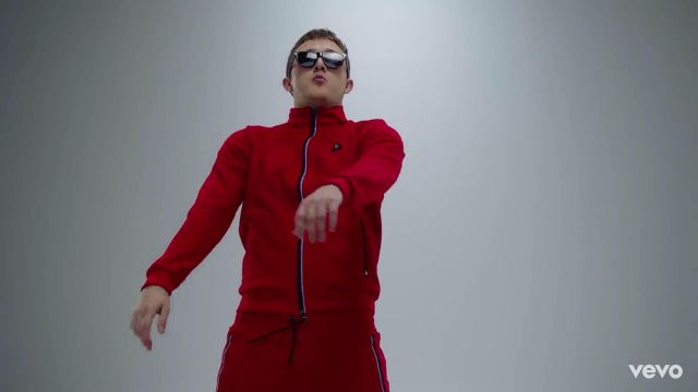 La veste rouge Le Coq Sportif portée par Vald dans son clips Désaccordé