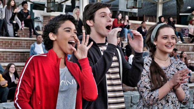 La camiseta gris de Calvin Klein Jeans usada por Abigail Suso aka Abby (Alexandra Shipp) en Love, Simon