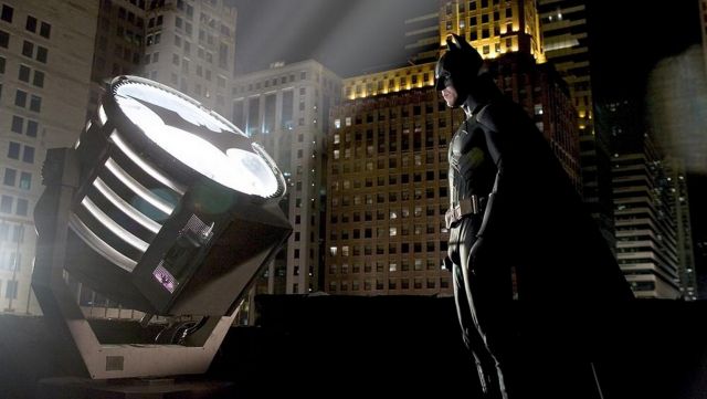 La réplique du projecteur du commissaire Gordon (Gary Oldman) pour appeler Batman dans Batman Begins
