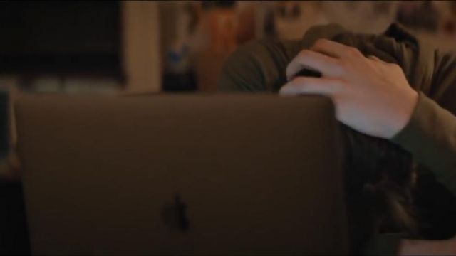 The computer is Macbook pro of Apple used by Simon-Pier (Nick Robinson) in Love, Simon