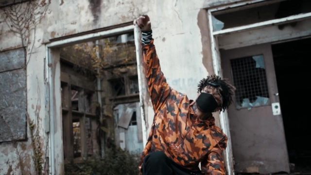 The jacket camouflage orange Scarlxrd in his clip BANDS