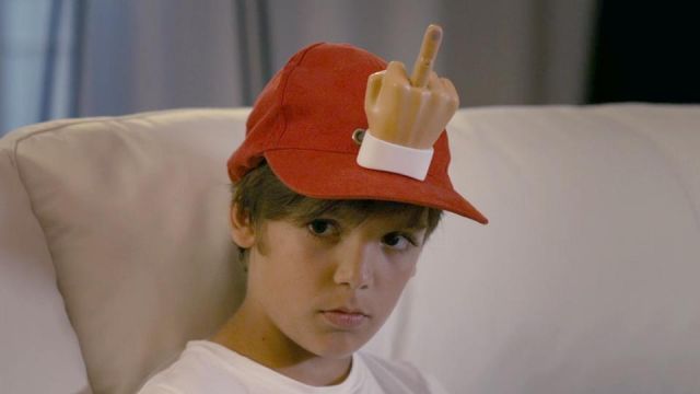 La casquette doigt d'honneur de Remi Schaudel (Enzo Tomasini) dans le film Babysitting