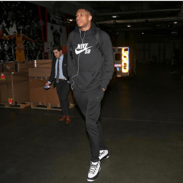 The jogging bottoms-black Nike Sportswear Tech Fleece is worn by Giannis Antetokounmpo on his account Instagram