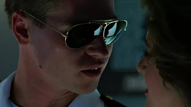 La paire de lunettes de soleil Ray-Ban "Shooter" portée par Iceman / Tom Kazansky (Val Kilmer) dans Top Gun