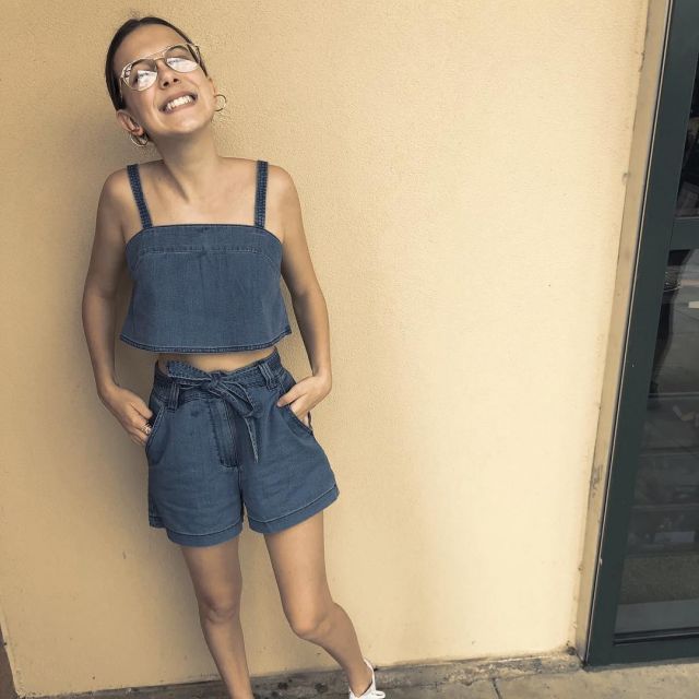 The blue shorts in denim of Millie Bobby Brown on his account Instagram