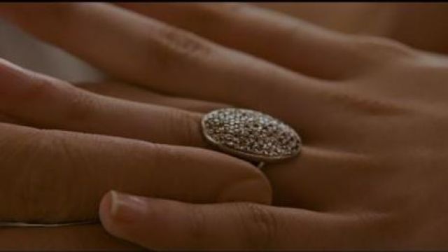 The engagement ring of Bella swan (Kristen Stewart) in Twilight Hesitation