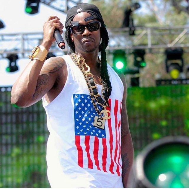 The rectangular sunglasses black Ray-Ban of 2 Chainz on his account Instagram