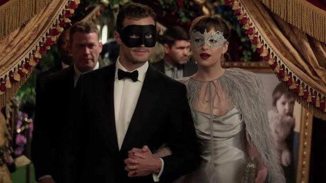 The mask prom worn by Anastasia Steele (Dakota Johnson) at the masked ball in the movie 50 shades darker