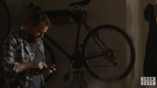 L'étagère range vélo Knife & Saw de David Mailer (Patrick Gilmore) dans la série Travelers (S02E05)