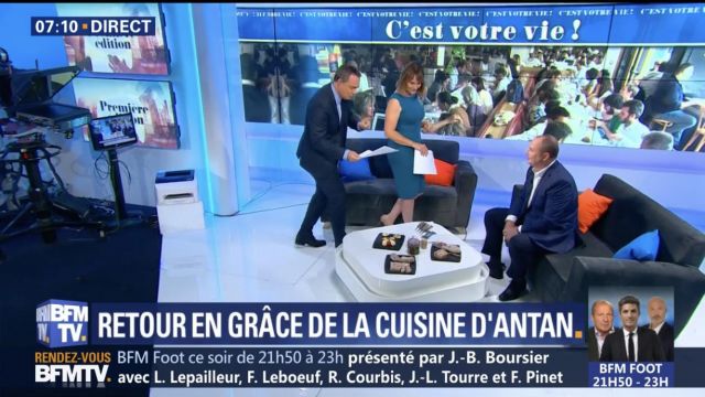 La robe bleue mi longue portée par Adeline François dans La Première Edition