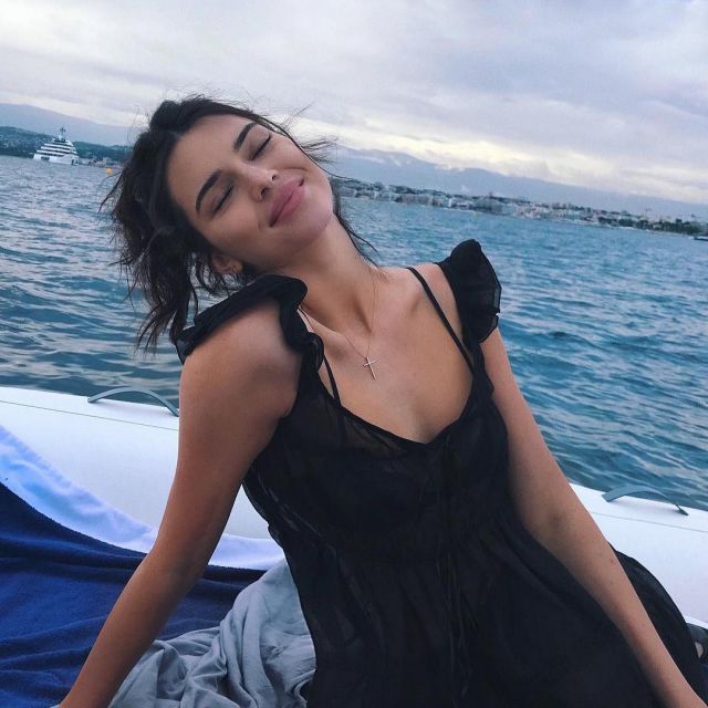 La robe d'été noire de Kendall Jenner portée sur un bateau et vue sur son compte Instagram