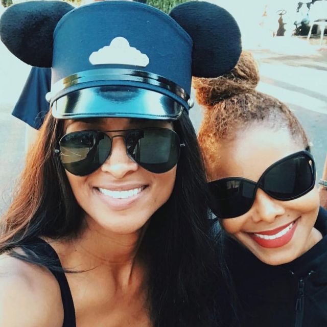 Sunglasses Tom Ford FT0009 black in the form of a node of Janet Jackson on his account Instagram