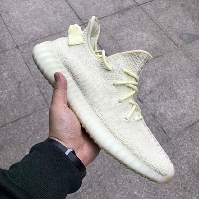 The pair of the Adidas Yeezy Boost 350 V2 \