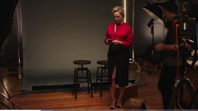The high-heeled shoes Christian Louboutin of Jacqueline Carlyle (Melora Hardin) in The Bold Type S02E06
