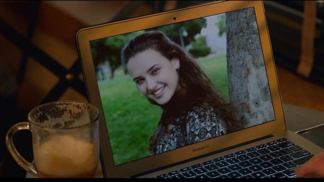 The Apple Macbook Air laptop in 13 Reasons Why S02E01