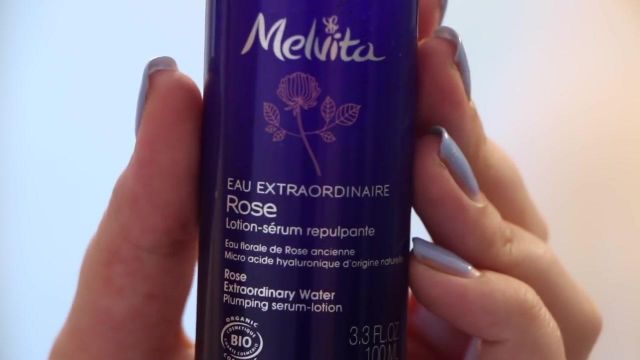 L'eau extraordinaire de rose bio Melvita utilisée dans la vidéo de Léa Coffrant (Je ne suis pas jolie) "Get Ready Maman & Bébé"