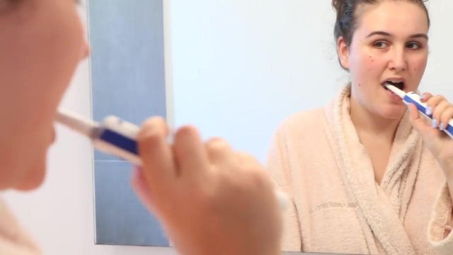 La brosse à dent électrique Oral B Pro utilisée par Léa Coffrant (Je ne suis pas jolie) dans sa video "Get Ready Maman & Bébé"